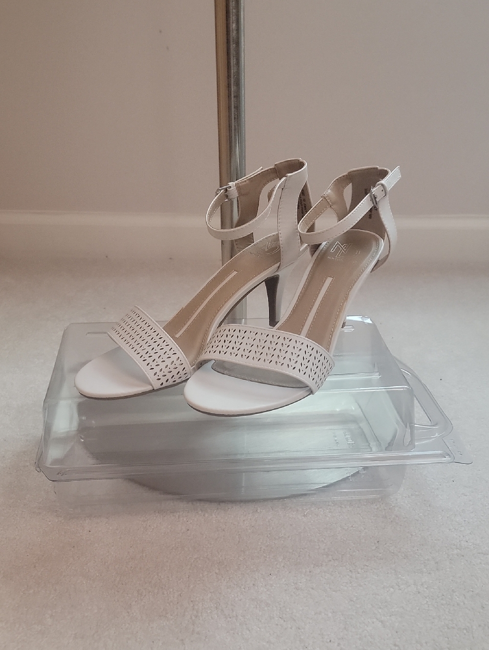 NWOT New Directions white dress heels